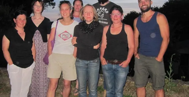 photo  l’équipe de fenêtre sur rouvre : de gauche à droite, au premier rang, bénédicte, caroline, enoa, anne, cécile, antonin, mélanie, rémy.  &copy;  ouest-france 