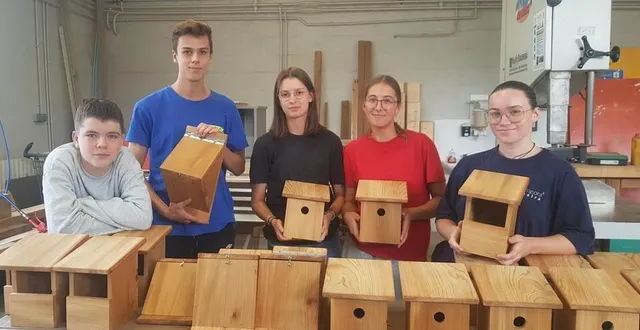 photo  les jeunes et les nichoirs, dans l’atelier municipal, rue de la petite vitesse, à sablé-sur-sarthe, le vendredi 26 août 2022.  &copy;  ouest-france 