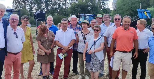 photo  les élus emmenés par le président du conseil départemental dominique le mèner et olivier lebert président de la chambre d’agriculture sont allés à la rencontre des exposants  &copy;  le maine libre 