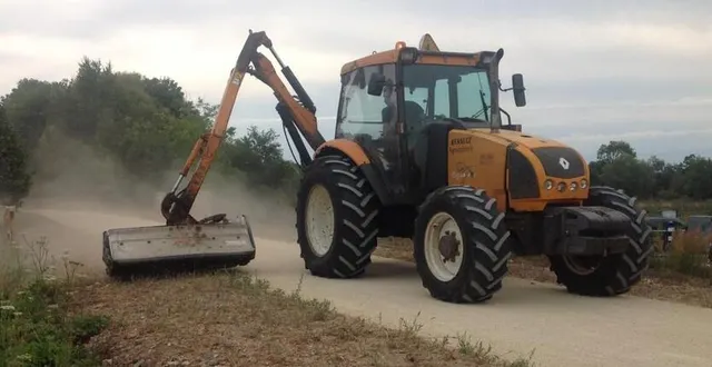 photo  mardi 30 août. la faucheuse au travail à hauteur du lavoir de poncé.  &copy;  le maine libre 