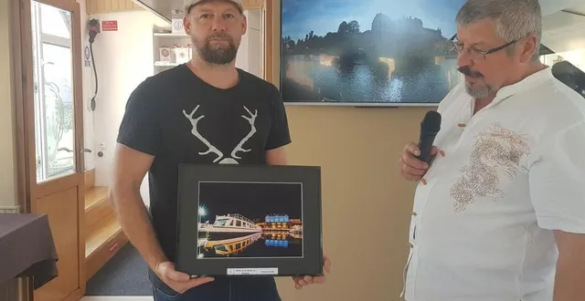 photo  arnaud grislin, tient sa photo qui a fini première du concours. il a été félicité par michel lhérault, le président d’asnières passion photo 72.  &copy;  ouest-france 