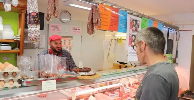 photo  les clients défilent dans le magasin. certains viennent chercher de la viande, d’autres déposent un colis ou achètent du pain.  &copy;  archives ouest-france 