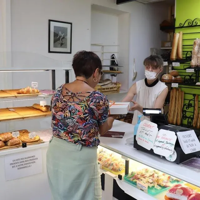 photo depuis onze ans, christelle mirambeau tient la boulangerie de bazouges-cré-sur-loir avec son mari. un commerce dans lequel certains habitants se rendent tous les jours.  ©  archives ouest-france