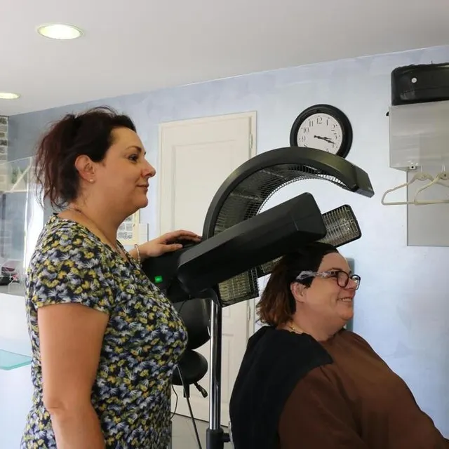 photo vanessa simon est coiffeuse à thorée-les-pins (sarthe) depuis 23 ans. elle a toujours connu mireille, sa cliente, la belle-sœur de l’ancienne gérante du salon.  ©  archives ouest-france