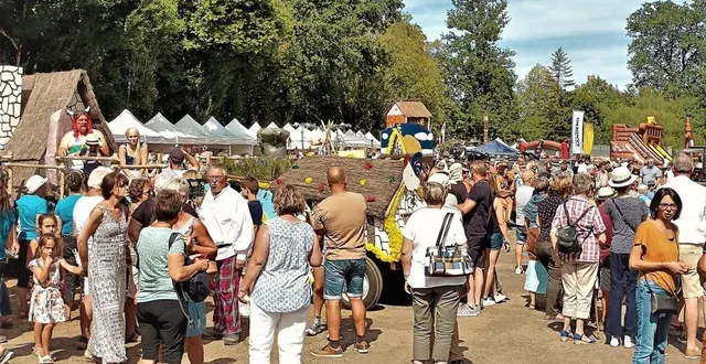 photo  le dimanche, la fête de la ruralité a connu une grande affluence. après le traditionnel défilé, les gaulois étaient sur la plaine de chardonneux.  &copy;  ouest-france 