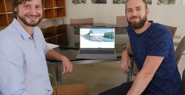 photo  nicolas hanzel, à gauche, travaillant pour la société pencil park et renaud derrien, chargé de projets multimédia à la communauté de communes du pays sabolien, ont élaboré le site internet de la communauté de communes qui sera accessible ce jeudi 1er septembre 2022.  &copy;  le maine libre 