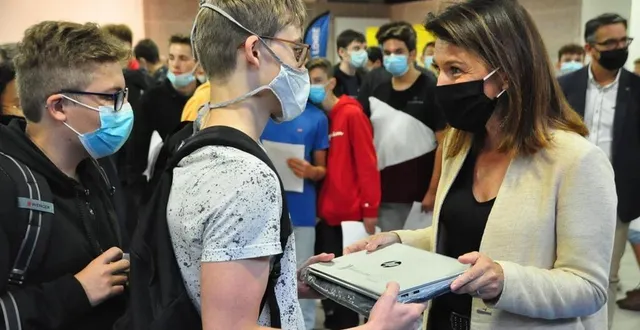 photo  pour la deuxième année, tous les élèves entrants en seconde et les élèves entrant en première année de cap se verront remettre un ordinateur portable par la région.  &copy;  archives le maine libre 