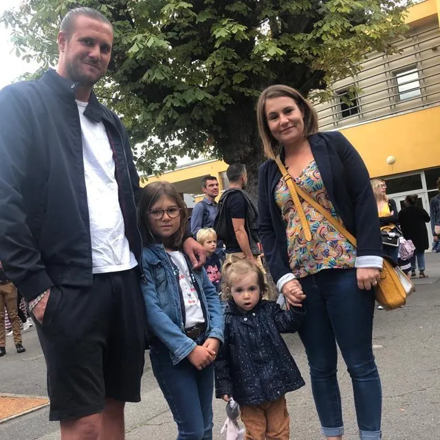 photo albane, bientôt 7 ans, est venue avec sa petite sœur agathe pour sa rentrée en ce1 à l’école marceau.  ©  le maine libre