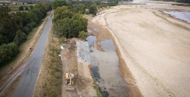 photo  entre montjean-sur-loire et saint-florent-le-vieil, l’entreprise courant conforte une portion des 13 kilomètres de digue protégeant les mauges d’une crue de la loire.  &copy;  conseil départemental de maine-et-loire 