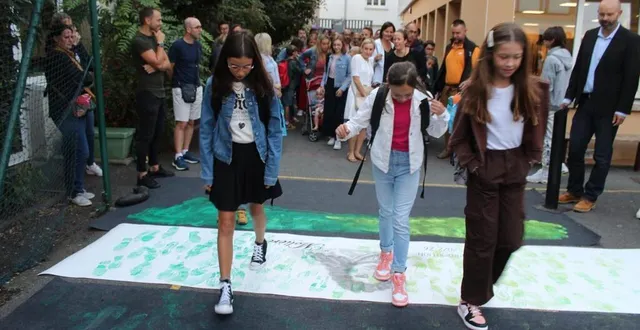 photo  traditionnels « premiers pas » et hommage à molière hier au collège des mûriers.  &copy;  le maine libre 
