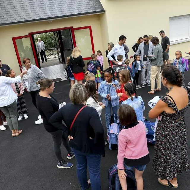 photo les parents ont pu partager avec leurs enfants les premières minutes de la rentrée.  ©  photo le maine libre – yvon loue
