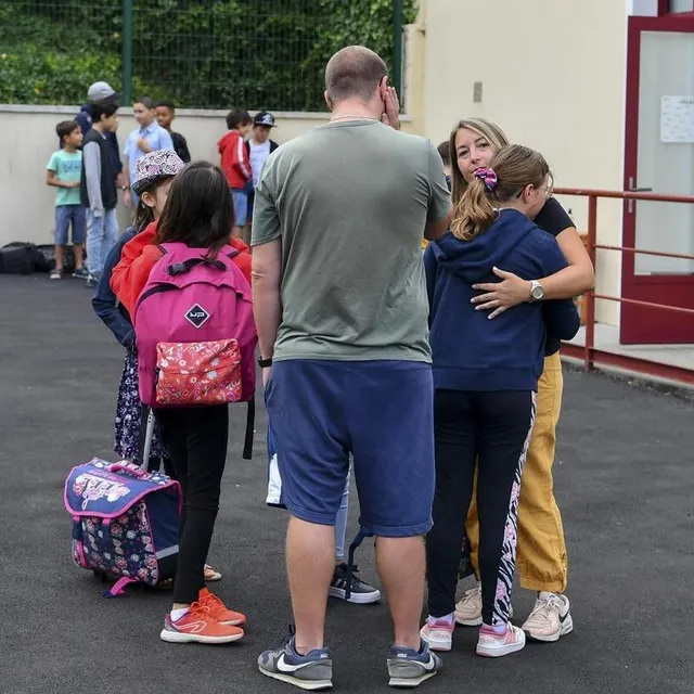 photo un câlin réconfortant avant de retrouver ses camarades.  ©  photo le maine libre – yvon loue