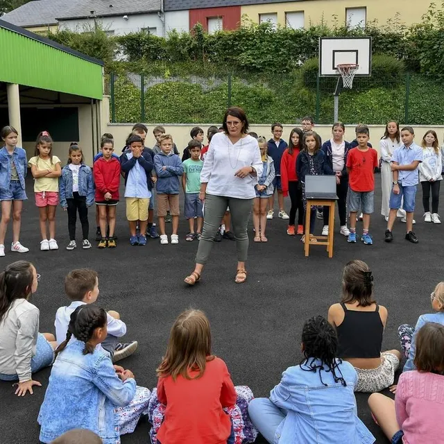 photo la directrice agnès lebourdais s’est présentée aux nouveaux élèves.  ©  photo le maine libre – yvon loue