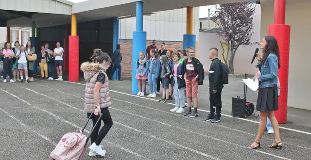 photo  la directrice mickaëlle etourmy accueillant les élèves du primaire, dans la cour de l’école du pré, ce jeudi 1er septembre 2022, à sablé-sur-sarthe.  &copy;  ouest-france 