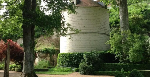 photo  le pigeonnier dans son écrin de verdure.  &copy;  le maine libre 