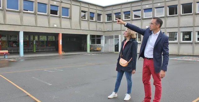 photo  nicolas leudière, le maire de sablé, et céline piron, nouvelle directrice des services éducation, culture, sports et loisirs, dans la cour de l’école saint-exupéry, jeudi 1er septembre 2022.  &copy;  ouest-france 