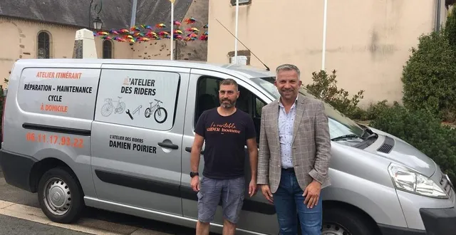 photo  le maire eric bourge (à droite) est heureux d’accueillir un nouvel autoentrepreneurdans la commune, damien poirier (à gauche) gérant de l’atelier des riders, pour réparer les cycles sur place ou à domicile  &copy;  le maine libre 