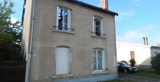 photo  la foudre s’est abattue sur cette maison à aubigné-racan et a détruit la toiture.  &copy;  le maine libre 