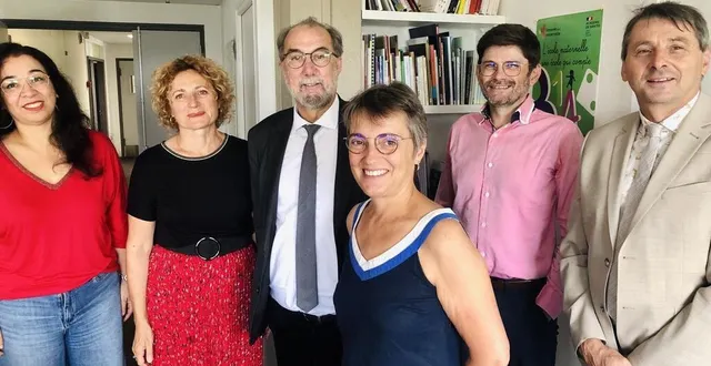 photo  benoît dechambre, au centre, entouré des cadres des services départementaux de l’éducation nationale.  &copy;  ouest-france 