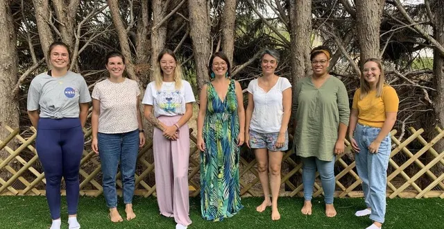 photo  l’équipe des petits kiwis de haute-perche pose ici dans le jardin, revêtu d’une pelouse synthétique. au centre, marianne alary, la directrice des trois micro-crèches bilingues ouvertes depuis 2016.  &copy;  ouest-france 