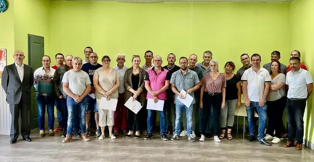 photo  aux côtés des médailles et retraités, mis à l’honneur par leur employeur.  &copy;  ouest-france 