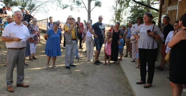 photo  philippe martin, maire et président communautaire (à gauche), a présenté le parc animalier.  &copy;  ouest-france 
