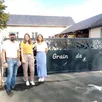 photo  yannick galon, mathilde germon et manon sauvêtre, cheffe d’établissement à grain de soleil devant la nouvelle entrée de l’école 