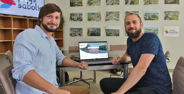 photo  nicolas hanzel, webdesigner pour la société pencilpark, et renaud derrien, chargé de projet multimédia au sein du service communication du pays sabolien, présentent le nouveau site de la communauté de communes.  &copy;  ouest-france 