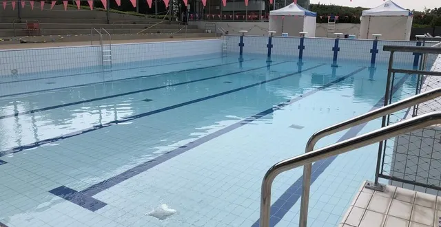 photo  les bassins du centre aquatique de sablé-sur-sarthe sont restés vides samedi 3 septembre 2022.  &copy;  ouest-france 