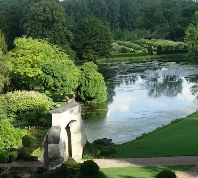 photo un jardin structuré, avec des perspectives, sublimé par l’étang qui trône au milieu du domaine.  ©  ouest-france