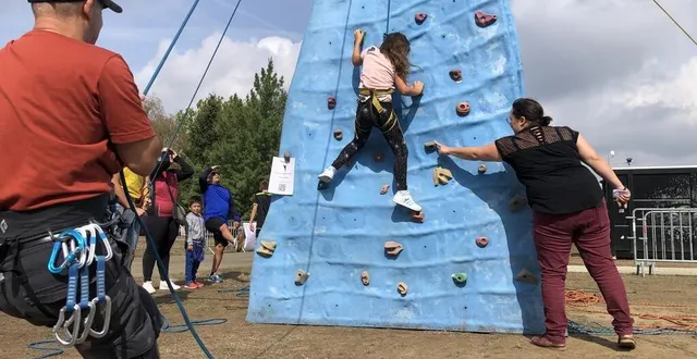 photo  rose avait envie de tester l’escalade. malgré les conseils d’hélène, sa maman, cette expérience d’un jour va rester sans lendemain. c’est aussi l’intérêt du forum des activités : pouvoir découvrir et tester.  &copy;  ouest-france 