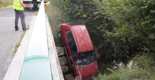 photo  la voiture a terminé sa course dans le ruisseau  &copy;  ouest-france 