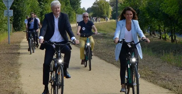 photo  dominique le mèner, président du conseil départemental de la sarthe et christelle morançais, présidente de la région pays de la loire, ont ouvert la voie.  &copy;  ouest-france 