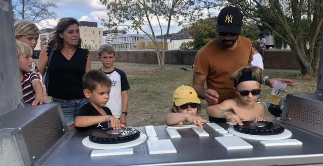 photo  au blue dog festival, les petits s’essayent aux platines.  &copy;  le maine libre 