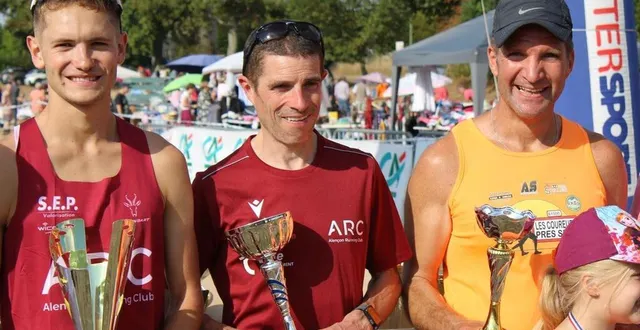 photo  le podium des 10 km d hesloup avec au centre le jeune vainqueur antoine lesouève.  &copy;  ouest-france 