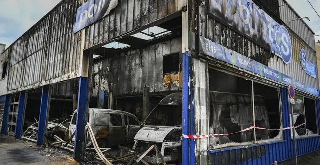 photo  les ateliers du garage manceau, ainsi que les bureaux à l’étage, ont entièrement brûlé. ?  &copy;  photo le maine libre – denis lambert 