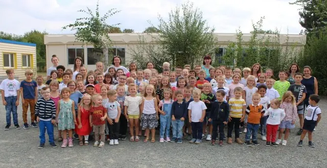 photo  une équipe pédagogique au complet pour l’école sainte-jeanne-d’arc.  &copy;  ouest-france 