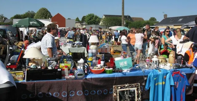 photo  curieux et brocanteurs ont retrouvé, dimanche, le traditionnel bric-à-brac. pour cette édition, le comité des fêtes avait changé les lieux d’exposition, à la grande satisfaction des 190 exposants, qui ont pu occuper le terrain de football mis à leur disposition, s’étaler sur plus d’un kilomètre.  &copy;  ouest-france 