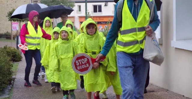 photo  les premiers enfants du pédibus arrivent à l’école élémentaire de l’épau.  &copy;  le maine libre 