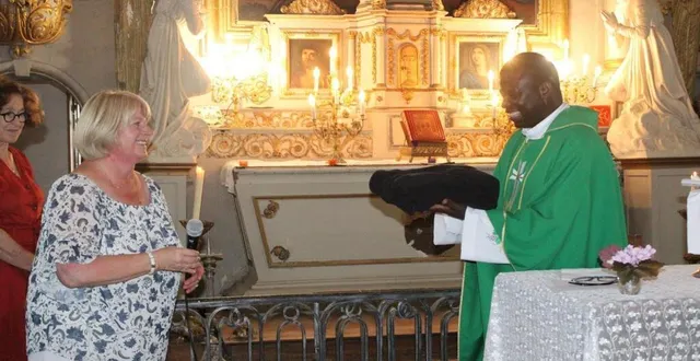 photo  le père jacques s’est vu offrir un panier garni ainsi qu’un sweat polaire portant le numéro 61, en clin d’œil au département.  &copy;  ouest-france 