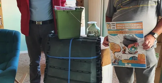 photo  gérard lambert a remis un composteur de jardin et un bio seau à andré tessier.  &copy;  le maine libre 