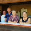 photo  l’équipe - très souriante - de l’association des aînés ruraux de rouperroux-le-coquet - courcival. 