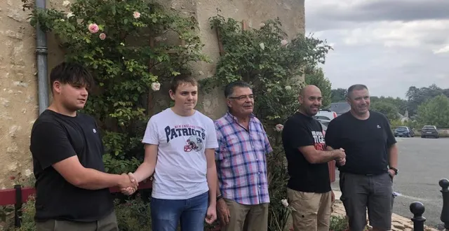 photo  régis cerbelle, maire de chantenay-villedieu, encadré par stevens blanvillain et arnaud dorizon et bruno labelle accueillant son successeur jean-marie janvier.  &copy;  le maine libre 