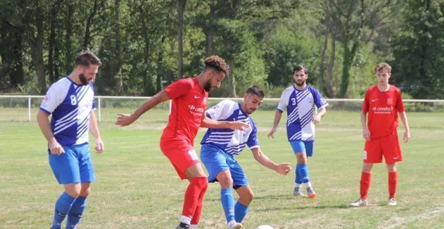 photo  bazouges-cré (en bleu) aura fort à faire, au 3e tour de la coupe de france, contre beaucouzé.  &copy;  le maine libre 