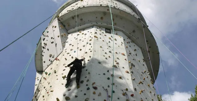 photo  le château d’eau est très bien équipé pour l’escalade.  &copy;  archives le maine libre 
