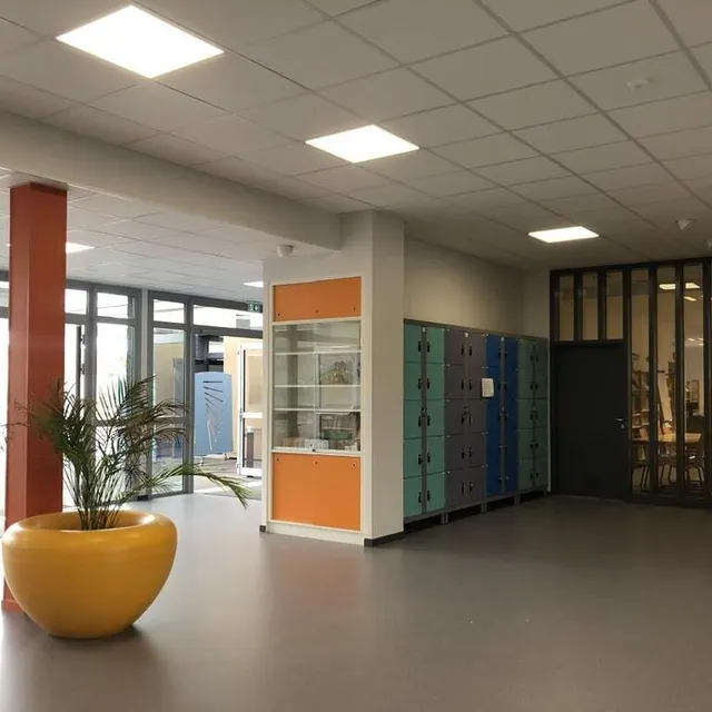 photo le hall du collège georges-brassens à écouché, près d’argentan (orne) a été complètement rénové, pour cette rentrée 2022.  ©  ouest-france