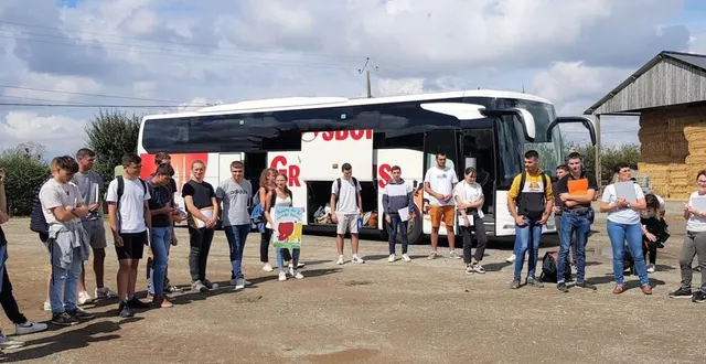 photo  22 élèves du lycée agricole, la germiniere de rouillon accueillis par les agriculteurs de l’association « la route de la viande bovine »  &copy;  le maine libre 