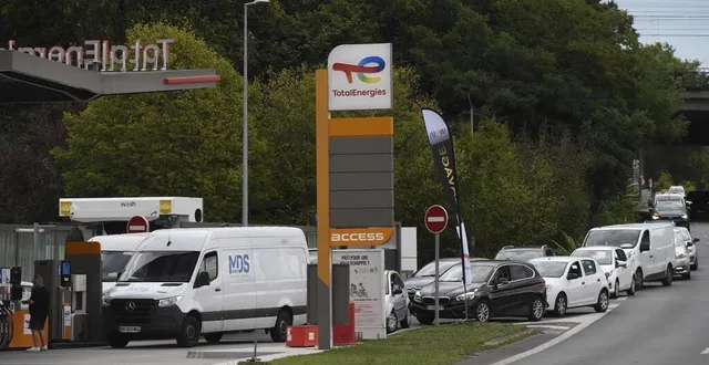 photo  mardi 6 septembre, station totalenergies de la baumette à angers. un défilé continu de voitures provoque la rupture de stock de carburant dès 14 h.  &copy;  laurent combet 