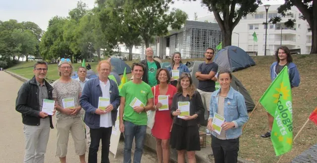 photo  le groupe europe écologie les verts, a, symboliquement, planté des tentes quai de la savate, pour protester contre le coût et la pénurie de logement social à angers.  &copy;  ouest-france 
