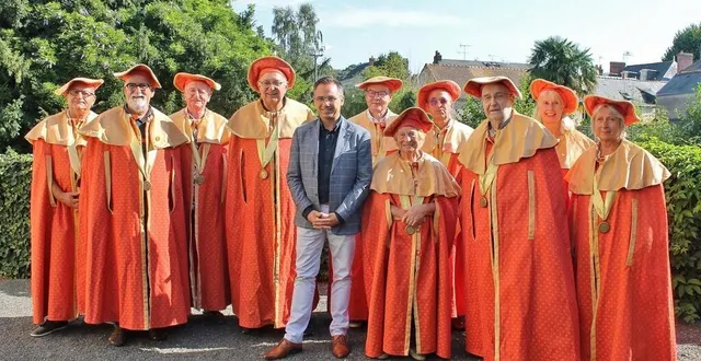 photo  le maire de sablé-sur-sarthe, nicolas leudière, entouré de membres de la confrérie du petit sablé.  &copy;  ouest-france 